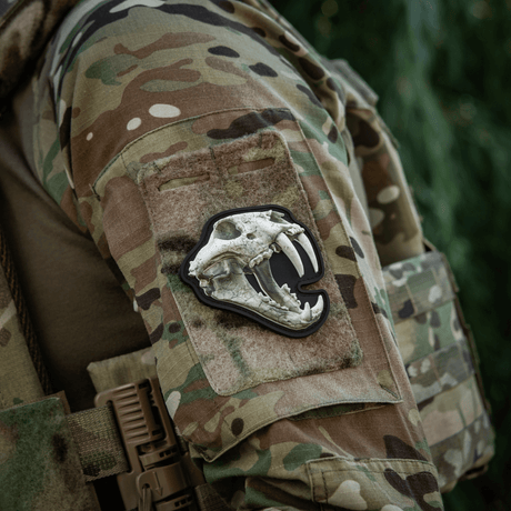 M‑Tac Patch Old Tiger med tigerkranium-design i 3D på kamuflasjejakke, symboliserer mot blant ukrainske soldater. Dimensjon: 8x6,5 cm.
