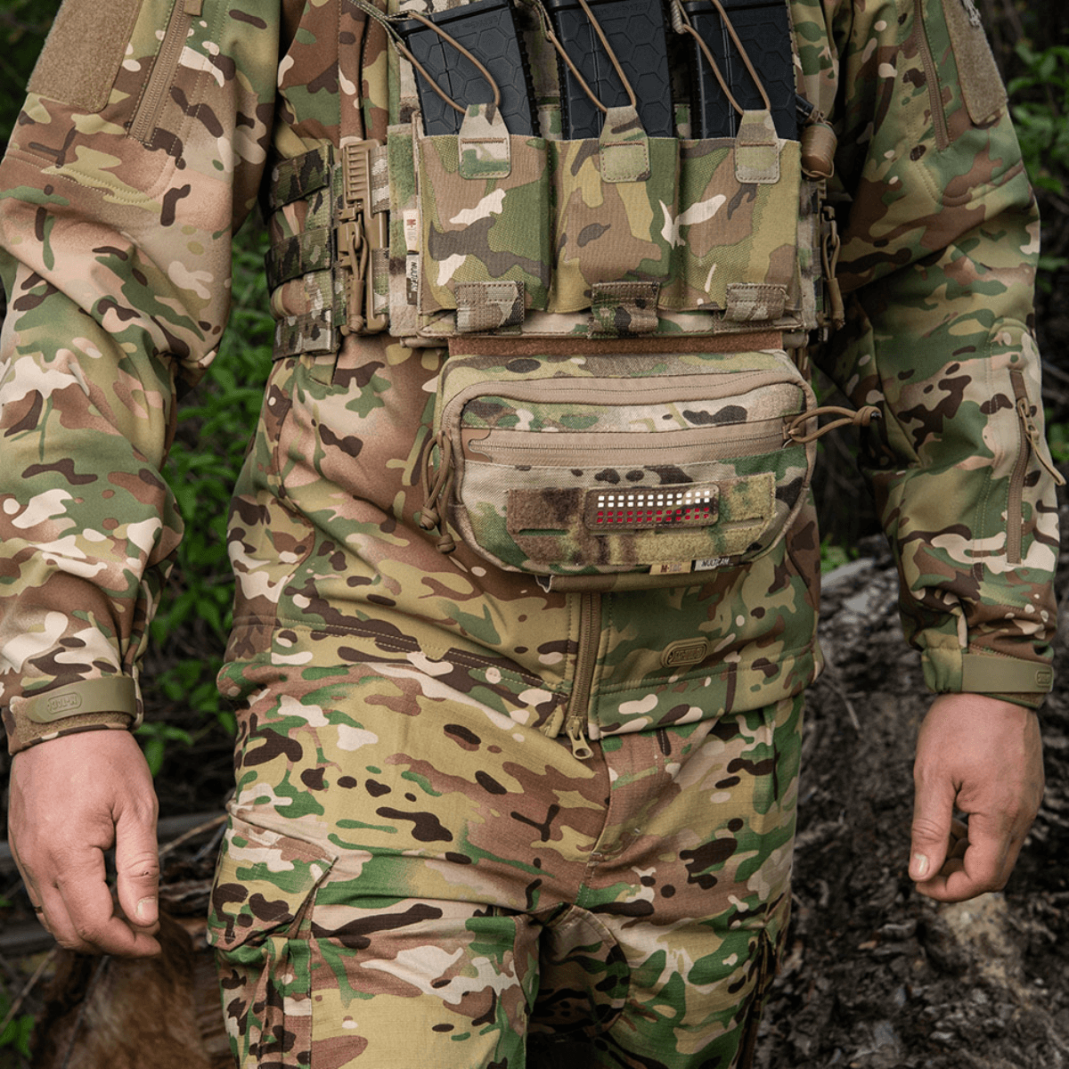 M-Tac Patch Flag 25x80 Mini Squares monteret på taktisk militærtøj i camouflage