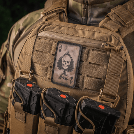 Taktisk vest med M-Tac Patch Ace of Spades, skalledesign, Cordura 500D, velcro-montering, vintage look, viser kampånd og holdning.