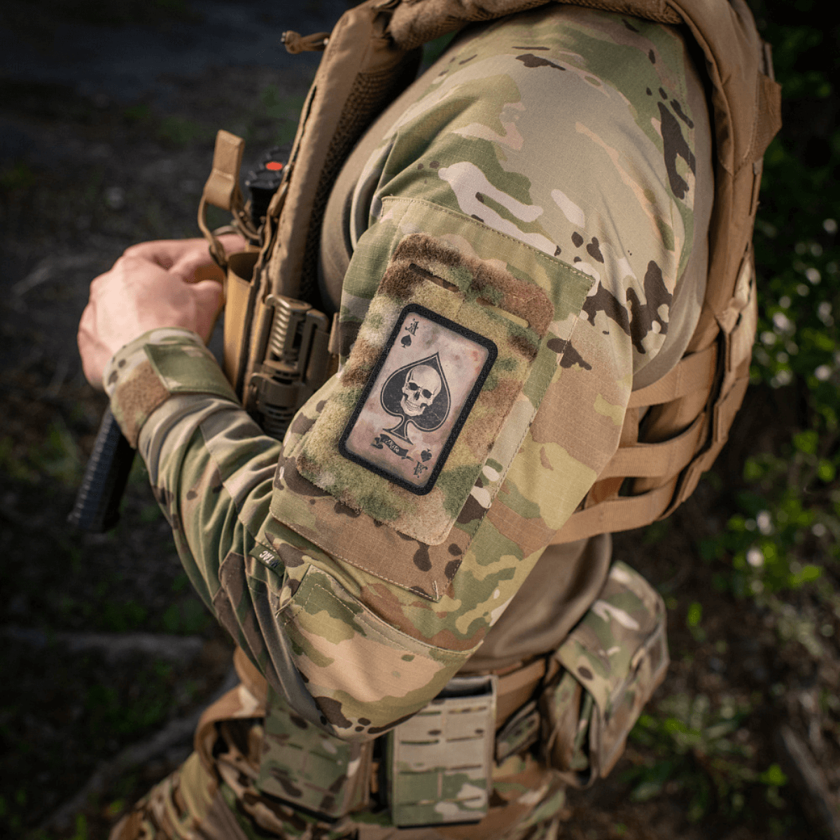 M-Tac Patch Ace of Spades morale patch med kranie, monteret på uniform, fremhæver kampgejst og stil. Cordura 500D, 87x54 mm, Velcro.