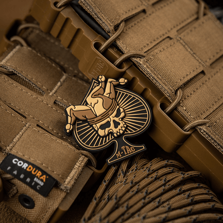 M-Tac Ace of Spades 3D PVC Patch festet på taktisk bag med velcro. Størrelse 50x60 mm, robust militærdesign, perfekt for friluft.