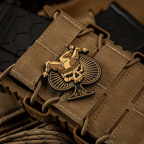 M-Tac Ace of Spades 3D PVC Patch på taktisk ryggsekk, robust og slitesterkt design for militær- og friluftsbruk, 50x60mm, Velcro-feste.