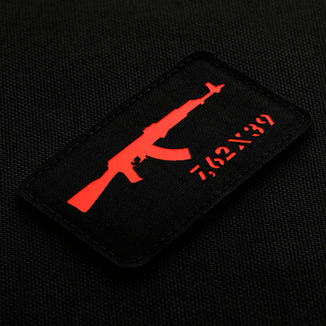 M-Tac AKM 7,62x39 Laser Cut-patch med rødt design, laget av slitesterkt Cordura 500D, perfekt for taktisk bruk på klær og utstyr.