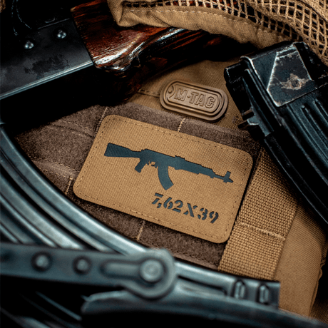 M-Tac AKM 7,62x39 Laser Cut-patch festet på taktisk utstyr med Velcro, Cordura 500D-materiale, holdbart og slitesterkt design.