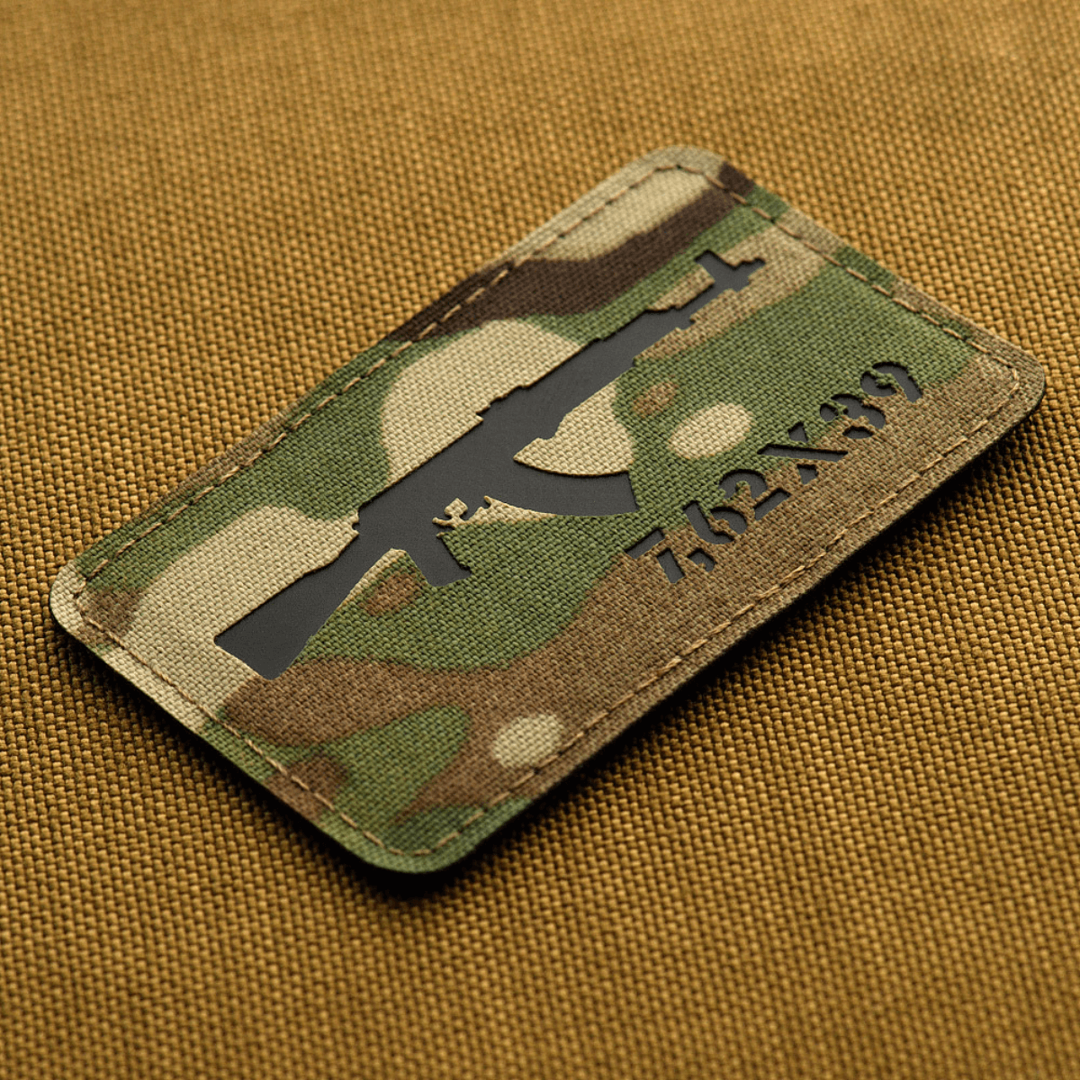 M-Tac AKM 7,62x39 Laser Cut Patch med camouflage baggrund, Velcro bagside og slidstærkt Cordura 500D til taktisk tøj og udstyr.
