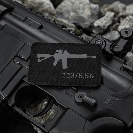 M-Tac AR-15 223/5,56 Laser Cut-patch på svart AR-15 med grus i bakgrunnen, Velcro-festning, Cordura 500D, taktisk design.