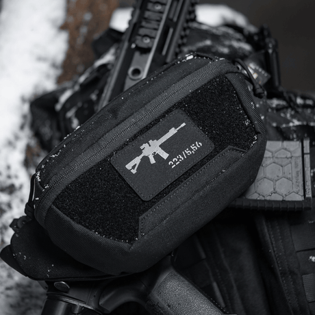 M-Tac AR-15 223/5,56 Laser Cut-patch på svart veske, taktisk Velcro-moralemerke, slitesterkt Cordura 500D-materiale.