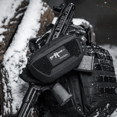 M-Tac AR-15 223/5,56 Laser Cut-patch på taktisk veske i snø, slitesterk patch for militær, airsoft og friluft med Velcro-festning.