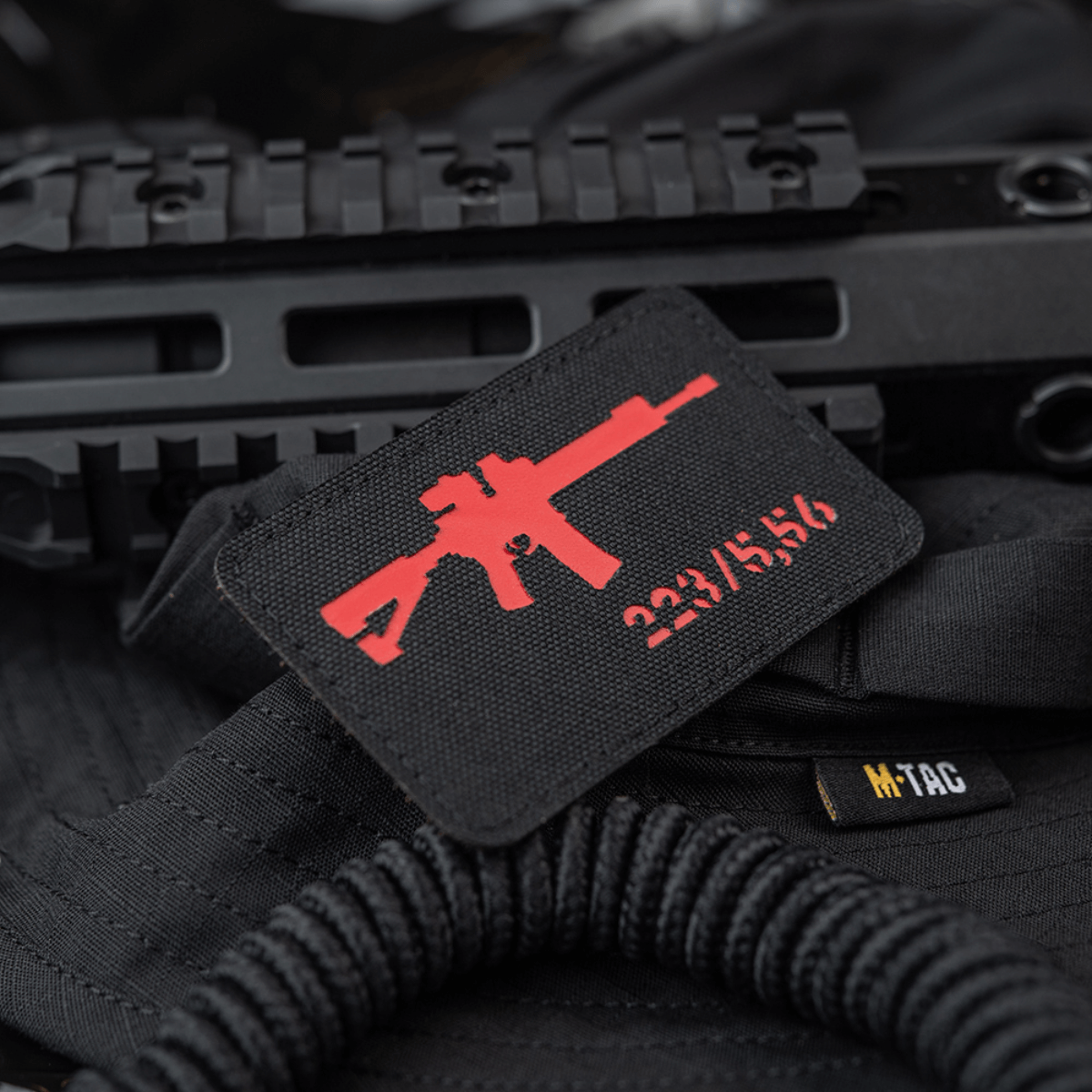 M-Tac AR-15 223/5,56 Laser Cut Patch med Velcro fastgjort på taktisk udstyr, slidstærk patch til militær, airsoft og outdoor.