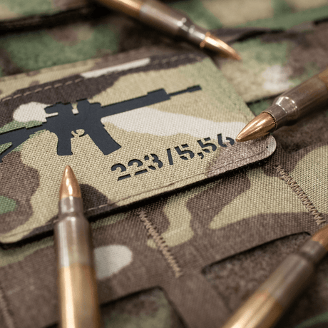 M-Tac AR-15 223/5,56 Laser Cut-patch på camouflage med ammunisjon, Velcro-bakside, Cordura 500D, taktisk design, holdbar for friluftsbruk.