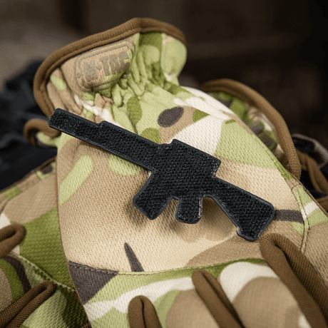 M-Tac AR-15 3D PVC-patch festet på kamuflasjehanske, med Velcro-bakside, taktisk design for AR-15-entusiaster, 50x60 mm.