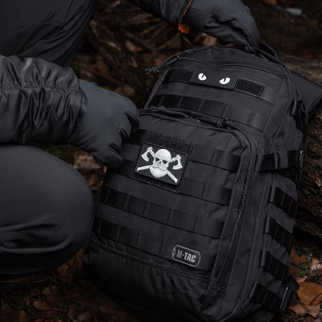 M-Tac Bearded Skull 3D PVC-patch festet på en svart ryggsekk med Velcro i en taktisk utendørs setting.