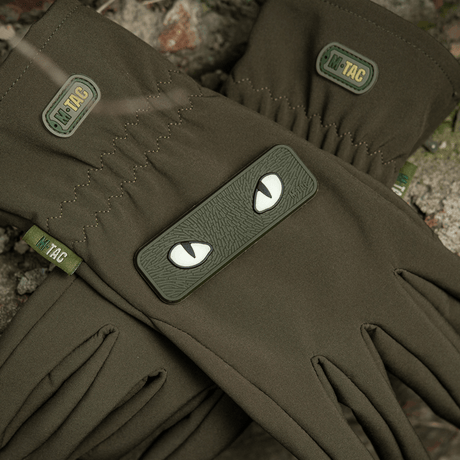M-Tac Cat Eyes 3D PVC-patch på mørkegrønne hansker med Velcro-feste, egnet for militært og outdoor.