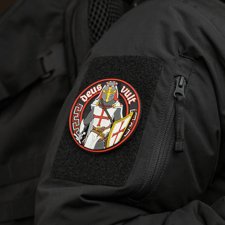 M-Tac Deus Vult 3D PVC-patch festet på jakke med Velcro, militært moralemerke med riddermotiv og teksten 'Deus Vult', 80mm diameter