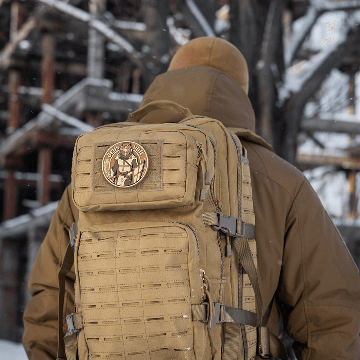 M-Tac Deus Vult 3D PVC Patch monteret på en taktisk rygsæk i vinterlandskab