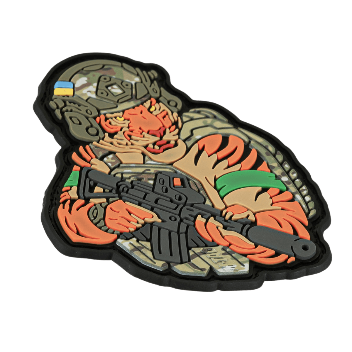 M-Tac Patch Tiger Green Tape PVC med tiger, AR-15, hjelm og plate carrier, 3D PVC design, velcro bagside, 9x7 cm, patriotisk tema.