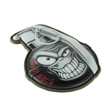 M-Tac Patch M67 Granat 3D PVC med 'Born to Kill'-tekst i morsomt granatdesign, laget av holdbart PVC med Velcro-bakside, størrelse 8.8 x 6.8 cm
