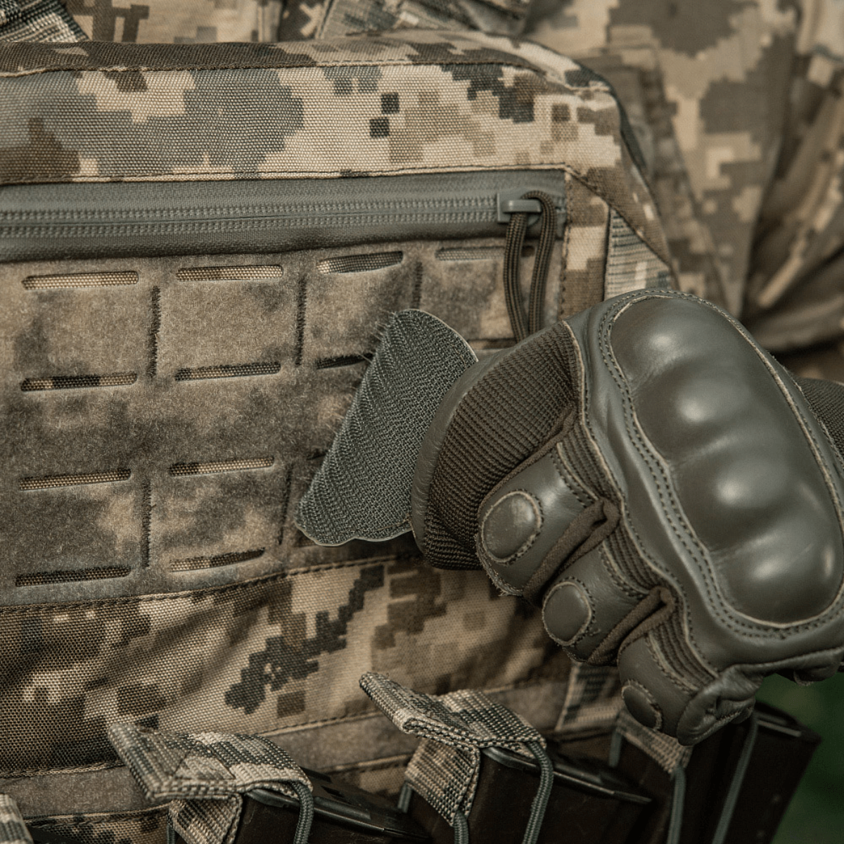 Taktisk vest med M-Tac Patch Emoji #4 i PVC og velcro, perfekt til militært eller udendørs brug.