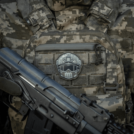 M-Tac Patch Emoji #20 på camouflage-taske, 3D PVC morale patch med Velcro, 6.5 x 6.5 cm, morsomt taktisk tilbehør til utstyr.