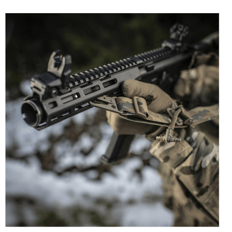 M-Tac Universal Våbenrem i multicam nylon med justerbart spænde og karabinhage til taktisk våbenhåndtering, galleri position 1.
