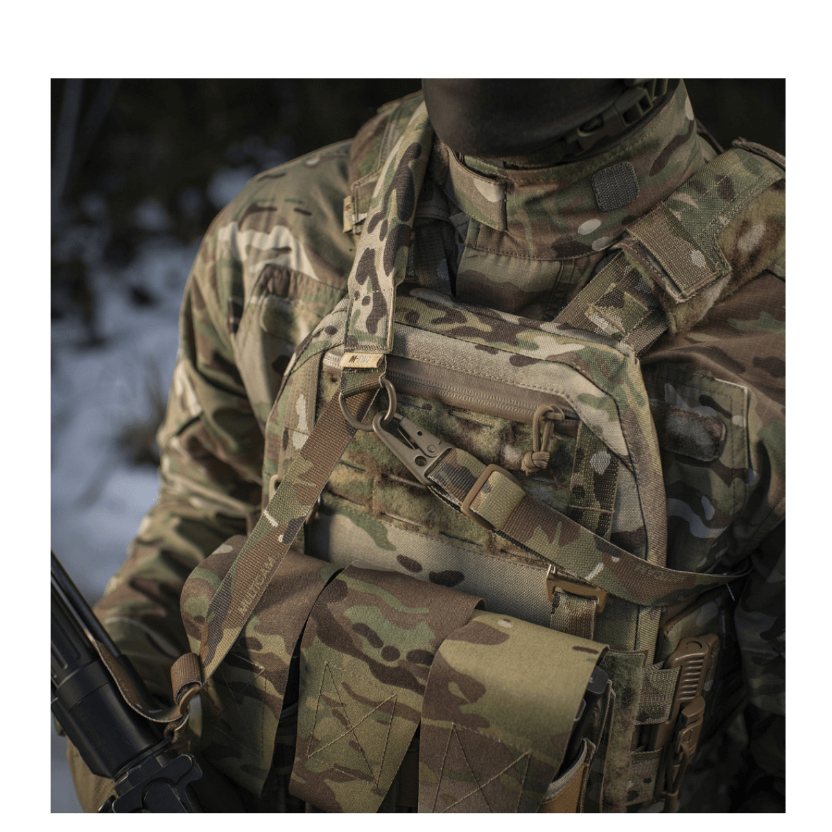 Soldat iført M-Tac Universal Våbenrem med camouflageuniform for optimal våbenhåndtering og komfort.