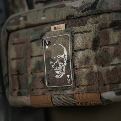 M-Tac Patch Face of War (broderi) brodert kraniemotiv på Cordura 500D festet på kamouflageutstyr med Velcro.