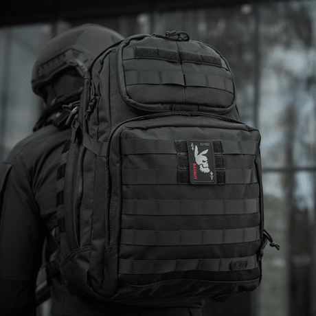 M-Tac Patch Bad Boy (broderi) festet på en svart taktisk ryggsekk, viser ace of spades-motiv med kaninkranium.