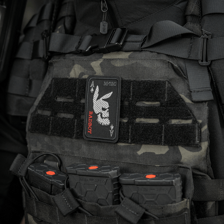 M-Tac Patch Bad Boy (broderi) festet på taktisk vest med ace of spades-motiv og brutalt kaninkranium, Cordura 500D, 8 x 5 cm.