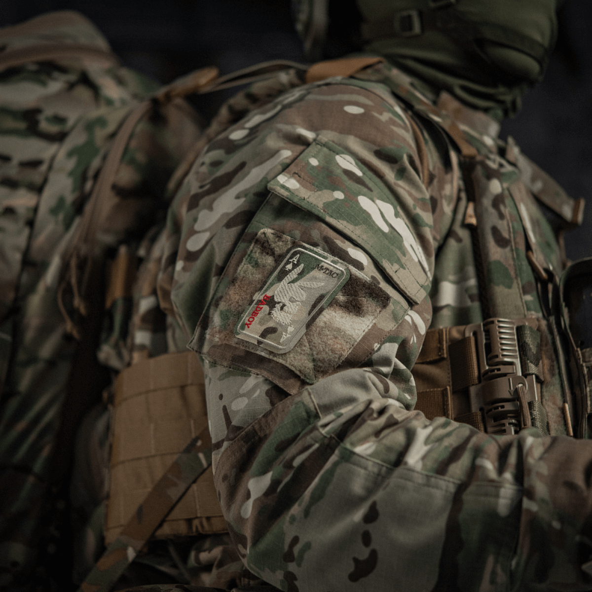 M-Tac Patch Bad Boy (Broderi) på camouflagetøj, broderet kaninske kranium på ace of spades symboliserer mod og frihed, 8x5 cm