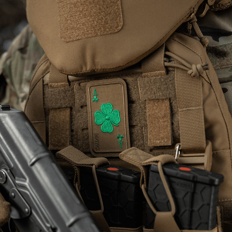 M-Tac Patch Lucky Card (broderi) med kløverblad, montert på taktisk vest. Cordura 500D-materiale, holdbar for klær og vesker. Velcro-feste.