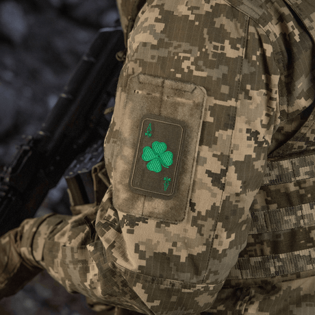 M-Tac Patch Lucky Card (broderi) på camouflagedrakt, kløverblad brodert i Cordura 500D, festet med Velcro, symboliserer hell og beskyttelse.