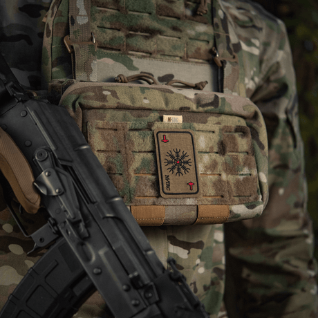 M-Tac Patch Kort Helm of Horror (broderi) festet til taktisk vest i kamuflasje med styrkesymbolet Ægishjálmur, laget av Cordura 500D.
