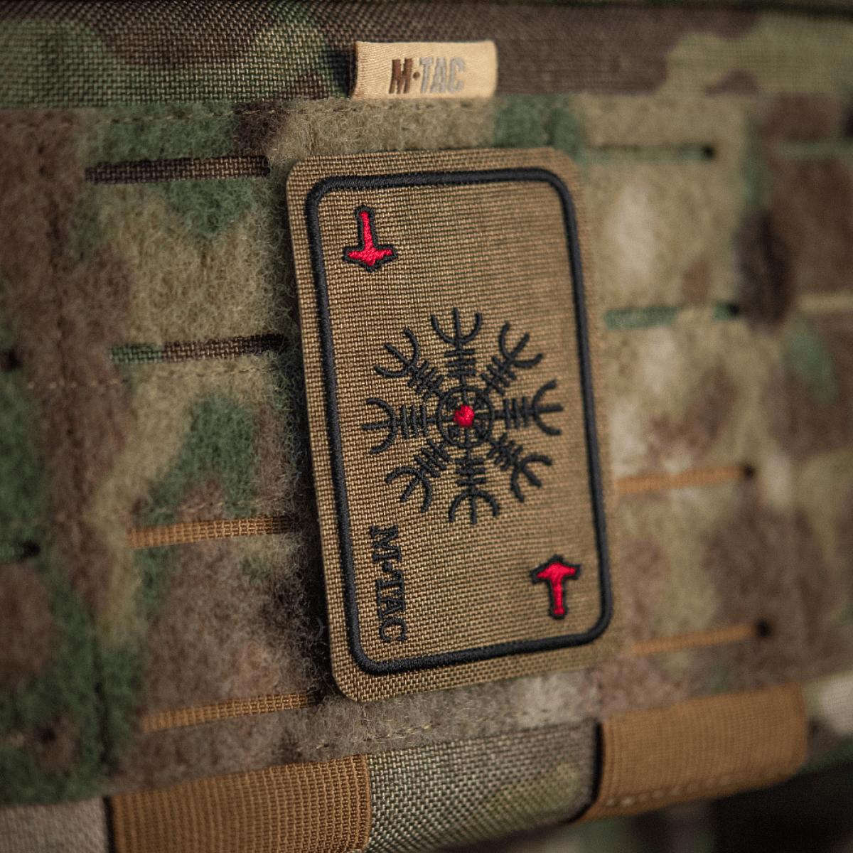 M-Tac Patch Kort Helm of Horror (Broderi) med Ægishjálmur symbol på Cordura 500D, fastgjort med velcro på camouflageudstyr.