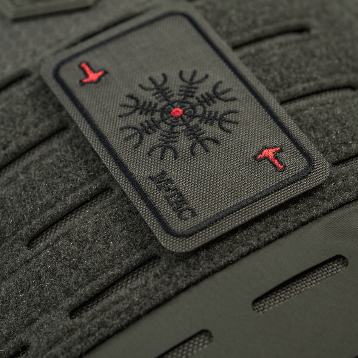 M-Tac Patch Kort Helm of Horror (Broderi) med ægishjálmur design, holdbart broderet Cordura 500D materiale, 8x5 cm, Velcro fastgørelse.