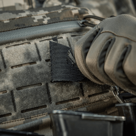 M-Tac Patch Viking Evac montert på taktisk utstyr i kamuflasjemønster.
