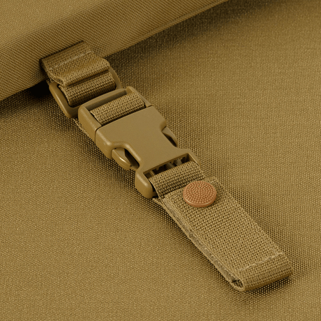 M-Tac sitteunderlag med beltefeste ARMOR, detaljert beltefeste i robust Cordura 1000D, ideelt for kalde og fuktige omgivelser.