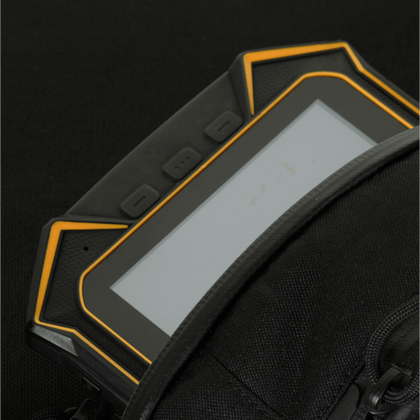 Enhet plassert i M-Tac Sphaera Hardsling Bag Large Elite med Velcro, laget av slitesterkt Cordura-stoff, sett i nærbilde.