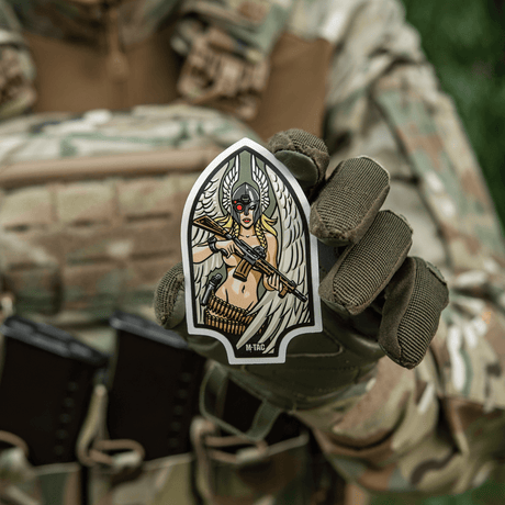 M-Tac-klistremerke Valkyrie viser krigsgudinnen med M4 (m4) og hjelm, inspirert av Arrowhead-patch fra First Special Service Force under 2. verdenskrig.