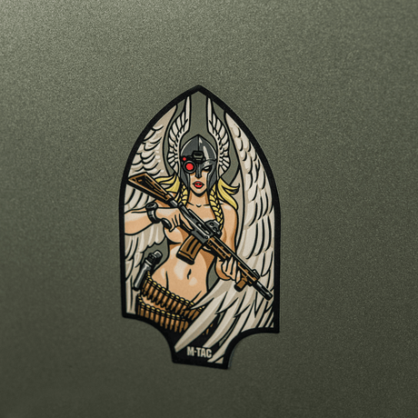 M-Tac Sticker Valkyrie viser Valkyrie med normannisk hjelm og M4-gevær, formet som en amerikansk-kanadisk Arrowhead-patch.