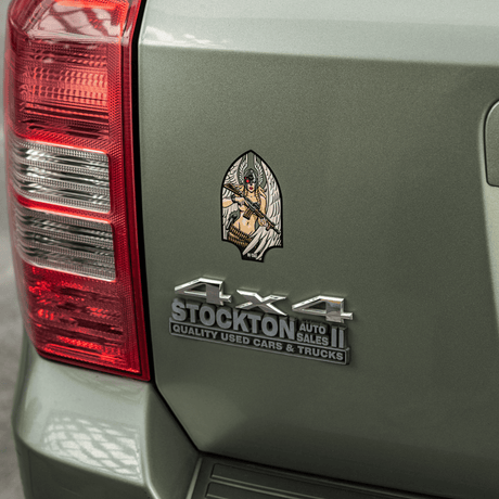 M-Tac Sticker Valkyrie montert på bilens bakluke, viser mytologisk krigsgudinne med M4-gevær i Arrowhead-patch-stil.