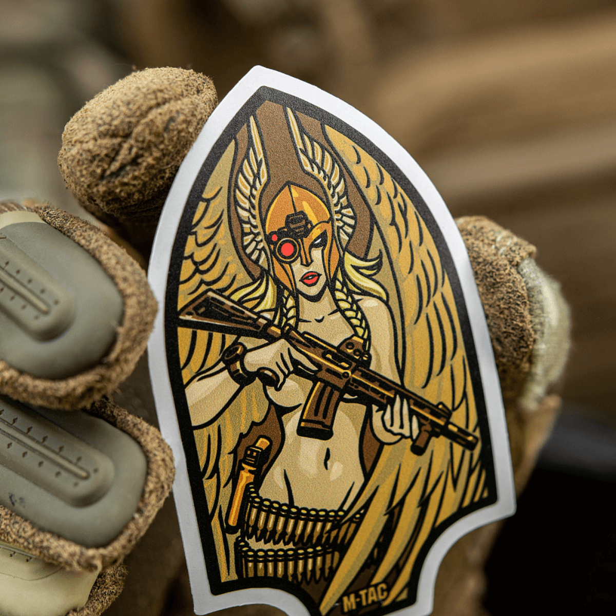 M-Tac Sticker Valkyrie viser krigsgudinde med normannisk hjelm og M4 gevær, inspireret af Arrowhead patchen. Perfekt til dekoration.