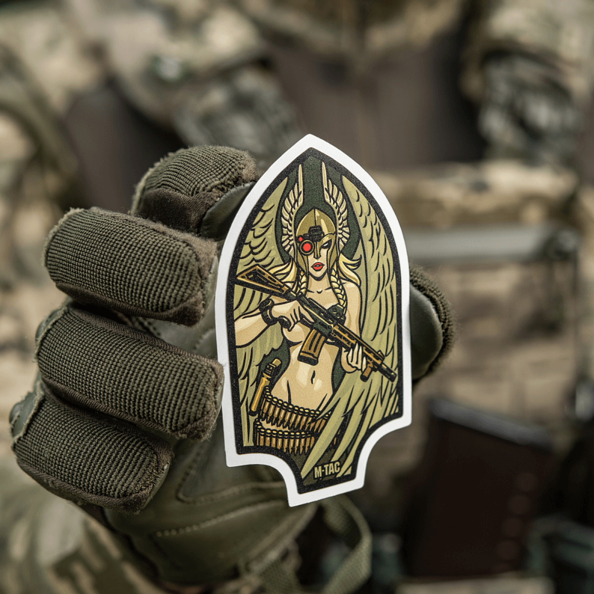 M-Tac Sticker Valkyrie viser valkyrie med normannisk hjelm og M4 gevær, inspireret af Arrowhead patch fra USA's First Special Service Force.