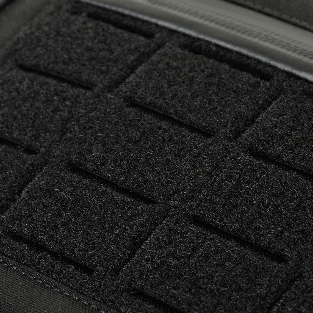 Detalje af M-Tac Plate Carrier Cuirass FAST QRS XL Gen.II i holdbart Cordura 500D materiale med sort velcrooverflade.