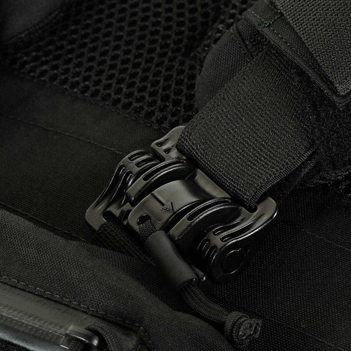 Hurtig-lås 2M ROC spænde på en M-Tac Plate Carrier Cuirass FAST QRS XL Gen.II, lavet af slidstærk Cordura 500D.