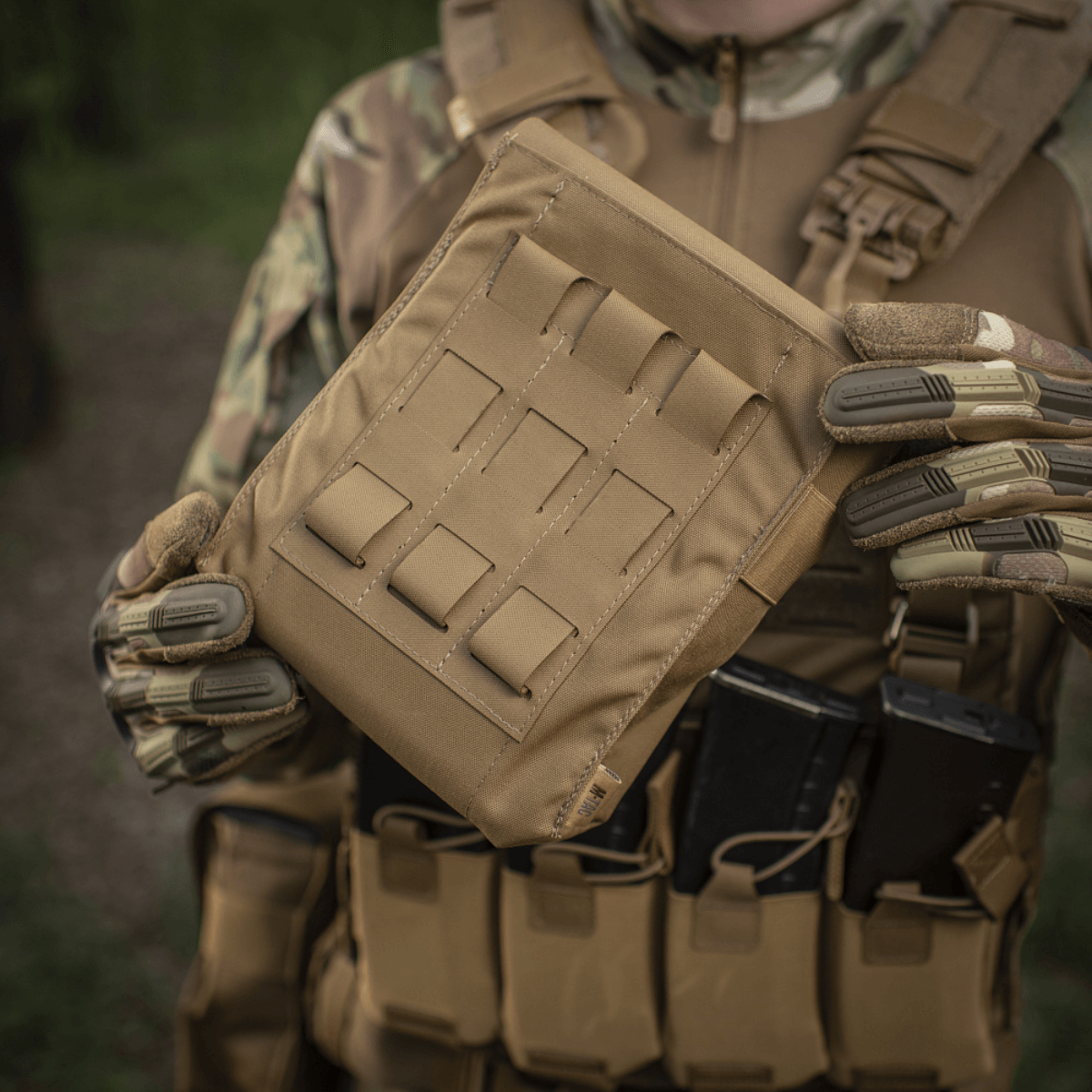 M-Tac Pouch til M249 Cartridge Box Closed i holdbart Cordura 500D materiale, perfekt til kampopgaver og sikker montering.