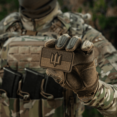 Soldat i kamuflasjeklær viser M-Tac patch Ukraine Flag med ZSU Trident PVC