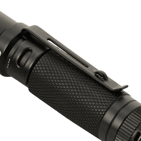 M-Tac lommelykt P180 med justerbar lysretning og LED CREE XPG2, aluminiumskonstruksjon, enkel å henge på klær eller ryggsekk, opptil 140 lumen.
