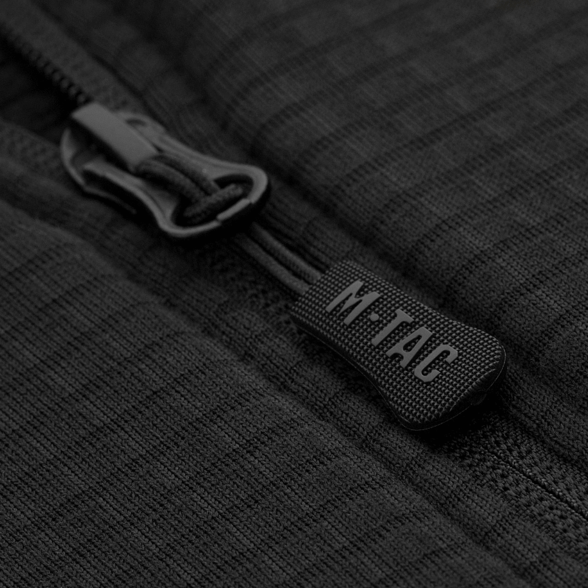 Close-up af lynlåsen på M-Tac Thermal Fleece Trøje Delta Level 2 i sort polyester med YKK-kvalitetssikring til koldt klima