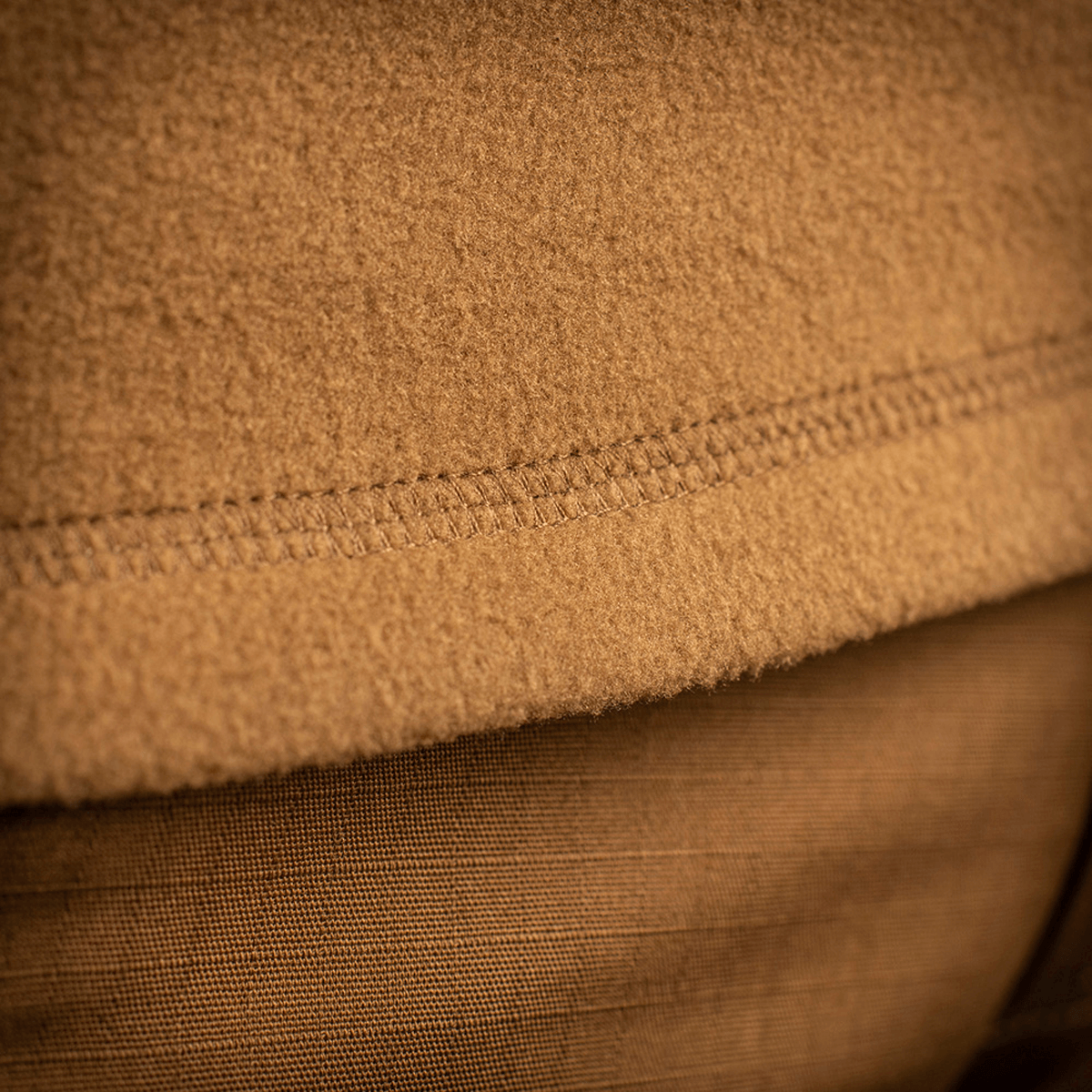 Nærbillede af M-Tac Delta Polartec Fleecejakke stof, viser den slidstærke og bløde Polartec® Micro Series-fleece tekstur.