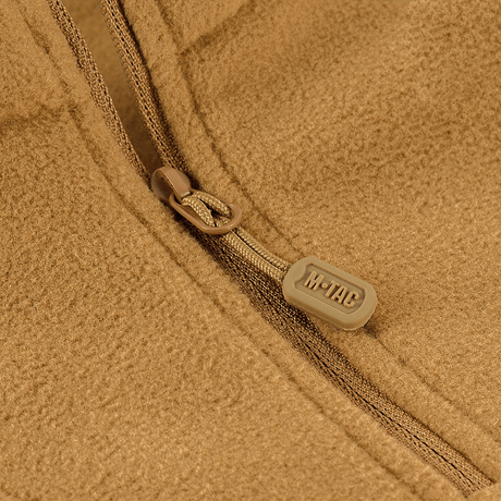 Nærbillede af lynlåsen på M-Tac Delta Polartec Fleecejakke, fremstillet af varm Polartec Micro Series-fleece til kolde dage.